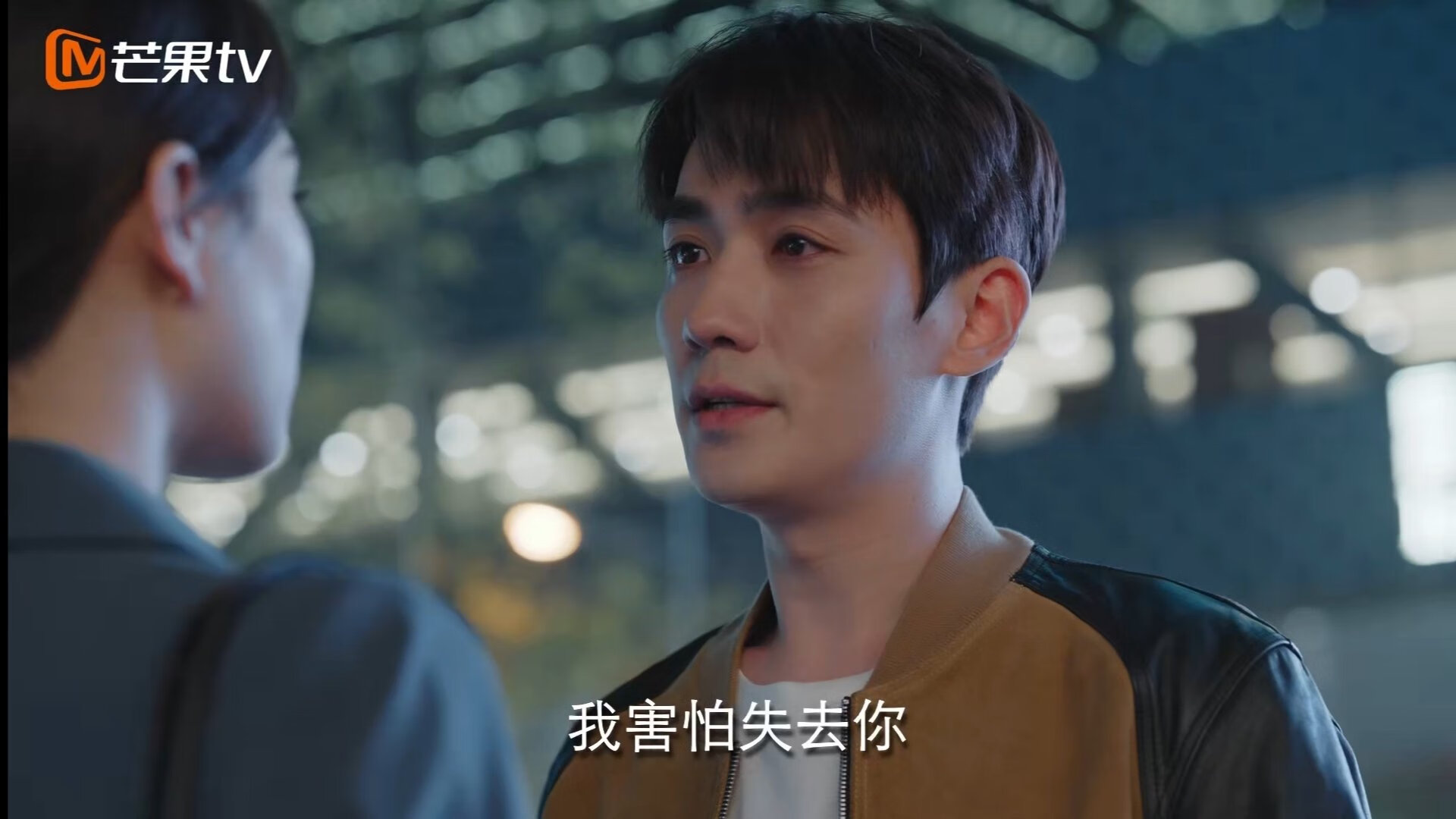 首先,我们扩展思维,确定一个富有深度和独特视角的文章标题